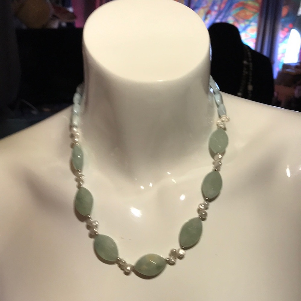Jade color stone and freshwater pearl necklace